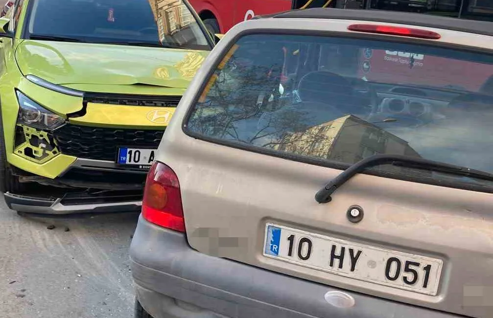 Balıkesir’in Karesi ilçesinde kavşakta meydana gelen çift taraflı trafik kazasında