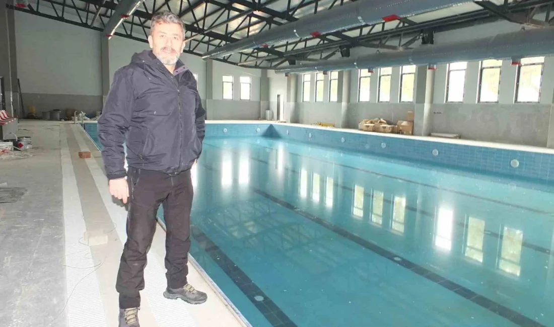 Burhaniye ilçesinde, Atatürk Spor Salonunun bahçesinde yapımı devam eden yarı