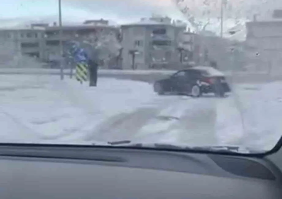 Bursa’da etkili olan kar yağışını fırsat bilen sürücü, otomobiliyle kavşakta