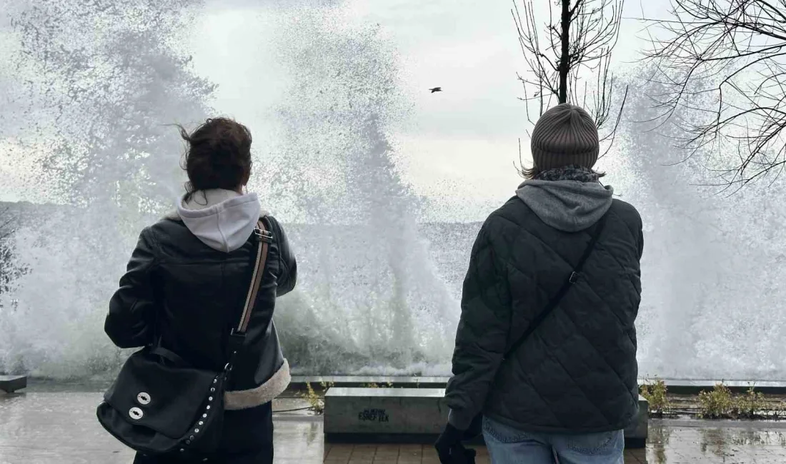 İstanbul’da etkisini sürdüren lodos nedeniyle sahil şeridinde dev dalgalar oluştu.