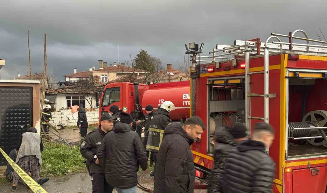 Edirne’de çıkan yangında tek katlı müstakil bir ev tamamen yanarak