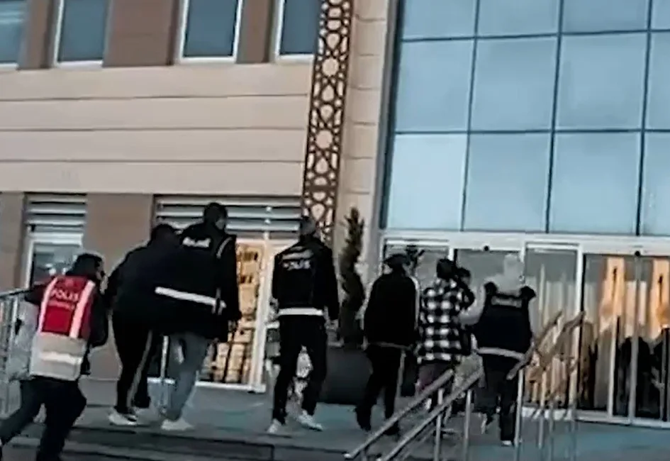 Çanakkale’de tefecilik ve uyuşturucu madde ticareti yapan 2 şüpheli tutuklandı.
