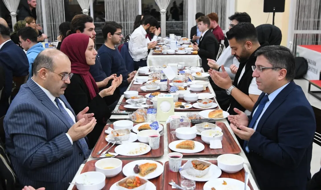 


Balıkesir Üniversitesinde, Ramazan ayı dolayısıyla öğrenciler için iftar programı düzenledi.