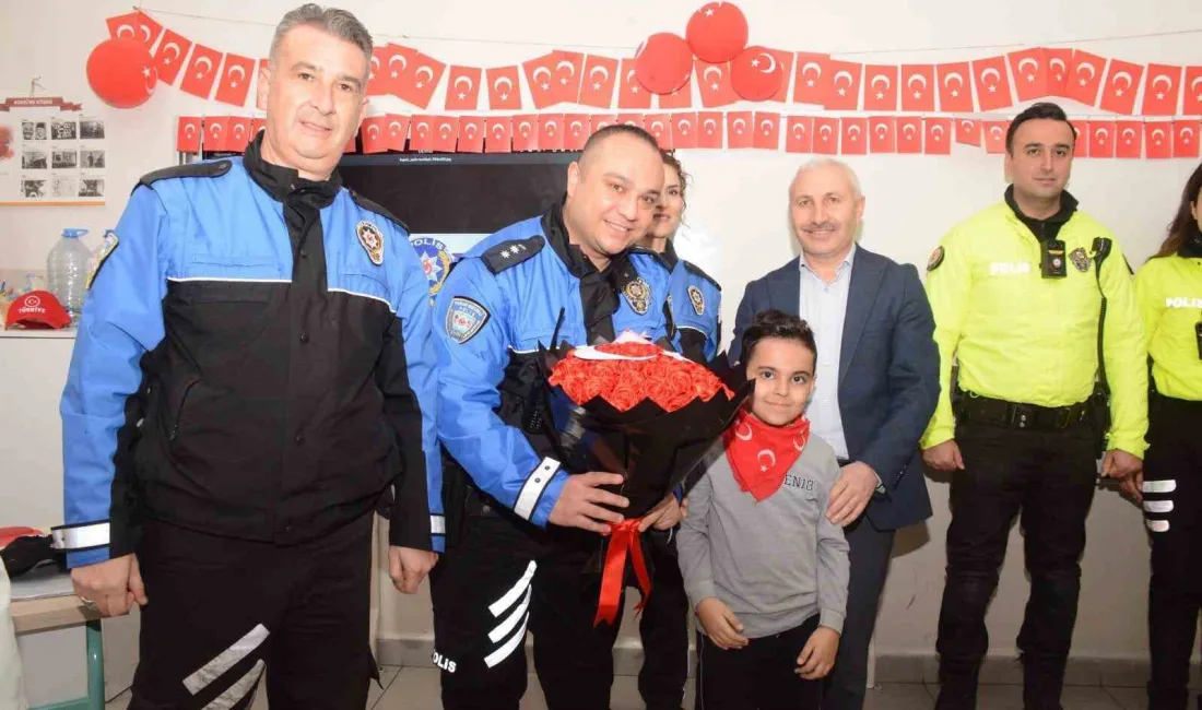 Bursa’da ilkokul öğrencilerinin daveti üzerine okulu ziyaret eden polis ekipleri,