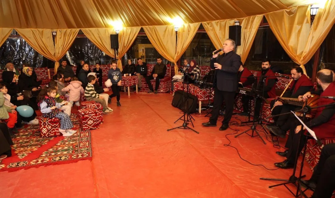 Kartepe’de kurulan otağ çadırında sahne alan Ramazan Zor, ilahileriyle dinleyenlere