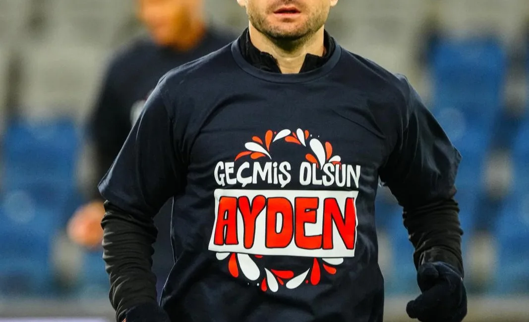 RAMS Başakşehirli futbolcular, Konyaspor maçı öncesi ısınmaya eski futbolcusu Deniz