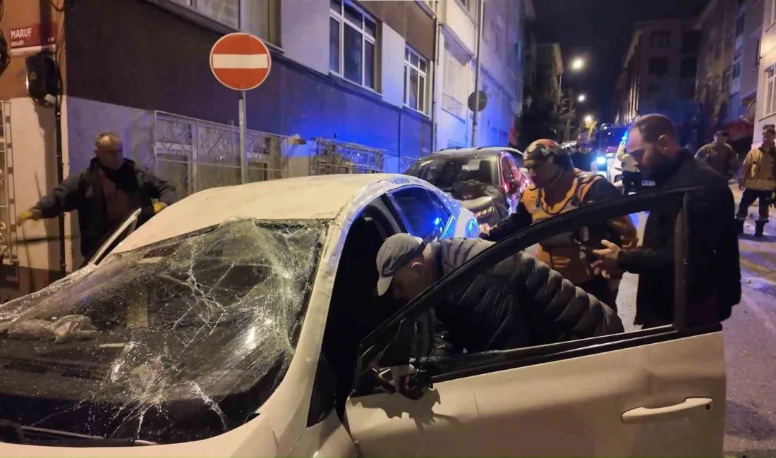 Üsküdar’da sürücüsünün direksiyon hakimiyetini kaybettiği otomobil, yol kenarında park halindeki