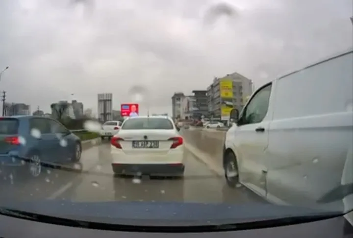 Bursa’da trafikte yol verme meselesi yüzünden çıkan tartışmada minibüsten inen