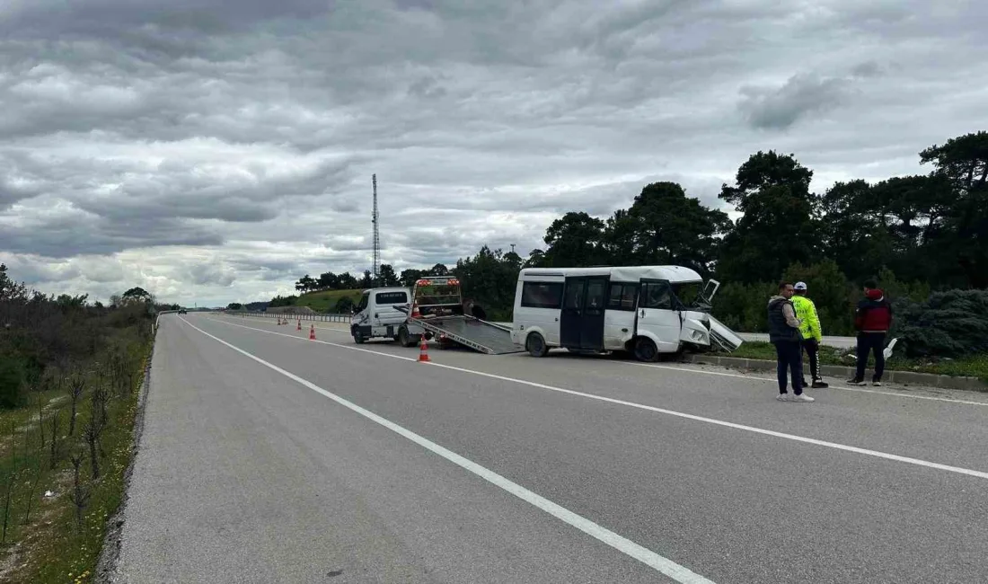 Çanakkale’de Ayvacık-Ezine yolu üzerinde seyir halindeki bir minibüsün refüje çarpması