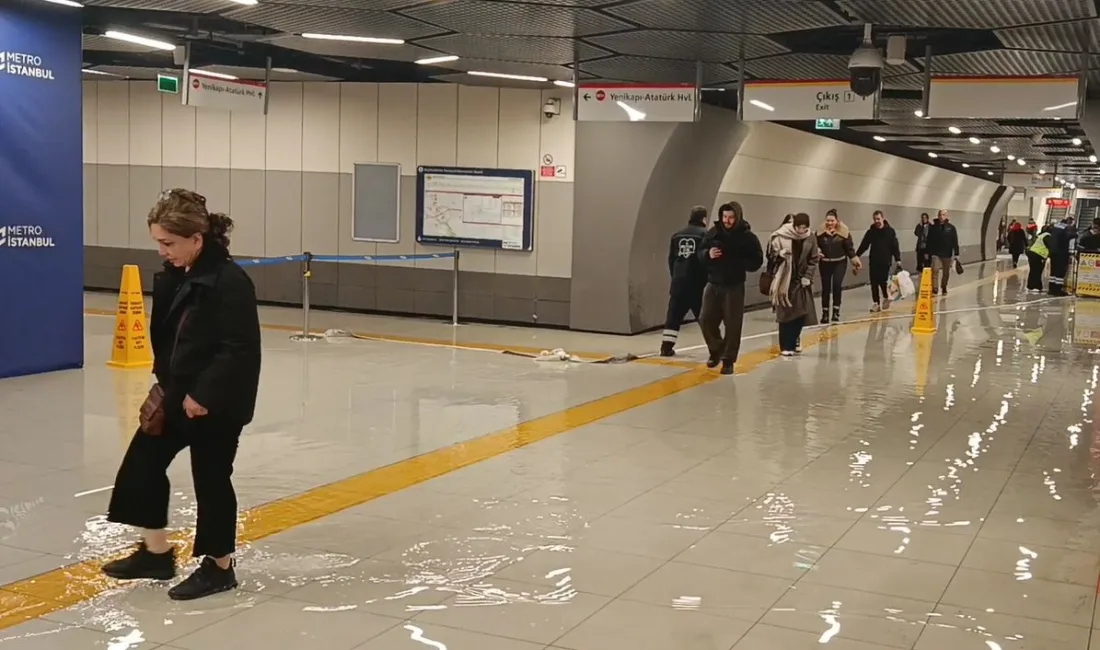 İstanbul’da etkili olan sağanak yağış nedeniyle Yenibosna Metro durağını su