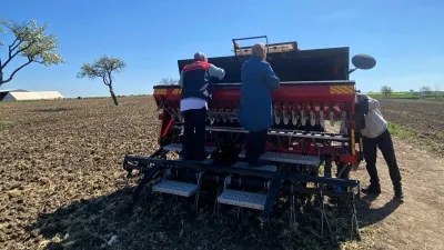 Kırklareli’nin Babaeski ilçesi Kadıköy köyünde ekim çalışmalarında aspir tohumları toprakla