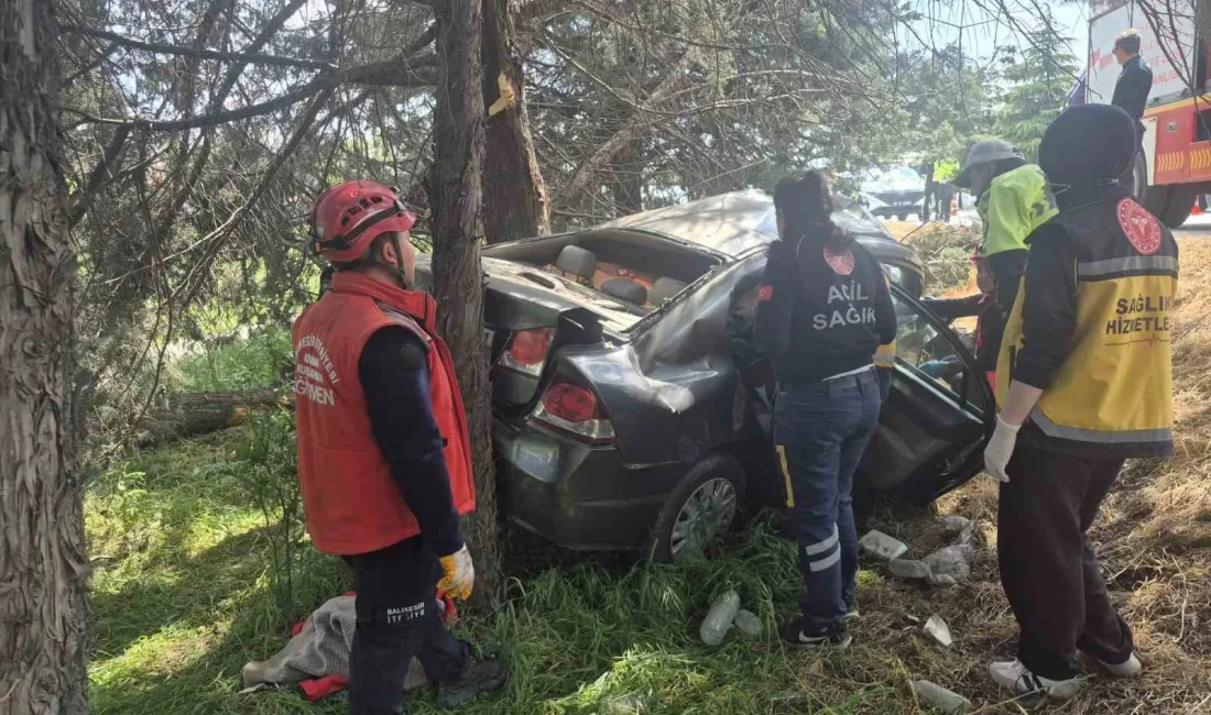 Balıkesir’de kontrolden çıkarak yol kenarındaki ağaçlara çarpan otomobilin hurdaya döndüğü