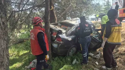 Balıkesir’de kontrolden çıkarak yol kenarındaki ağaçlara çarpan otomobilin hurdaya döndüğü