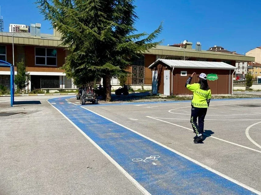 Bilecik İl Emniyet Müdürlüğü Trafik Denetleme Şube Müdürlüğü tarafından öğrencilere