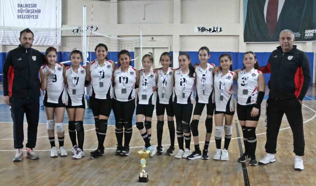 Balıkesir’in Burhaniye ilçesinin minik sporcularu, Edremit de düzenlenen voleybol turnuvasında