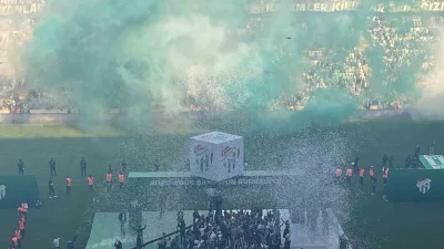 Bursaspor’un şampiyonluk sevinci, Atatürk Matlı Stadyumu’nda düzenlenen görkemli kutlamalarla taçlandı.