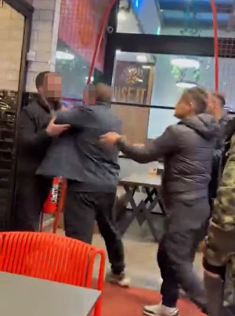 İstanbul Büyükçekmece’de bir şahıs, gittiği restoranda siparişin geç kalması üzerine,