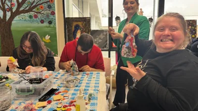 Kocaeli’de sıfır atık çalışmaları kapsamında düzenlenen sanat atölyesinde öğrenciler, cam