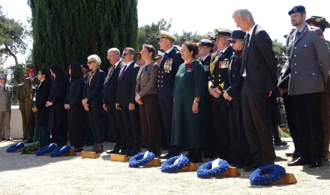 Çanakkale Kara Savaşları’nın 111’inci yıl dönümü nedeniyle Şehitler Abidesi’nde düzenlenen