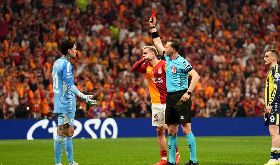 Fenerbahçe’de kaleci Ederson, Galatasaray derbisinde kırmızı kart gördü. Trendyol Süper