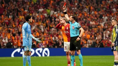 Fenerbahçe’de kaleci Ederson, Galatasaray derbisinde kırmızı kart gördü. Trendyol Süper