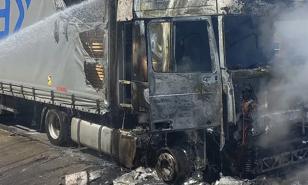 Edirne’de seyir halindeki kereste yüklü tır, çıkan yangında kullanılamaz hale