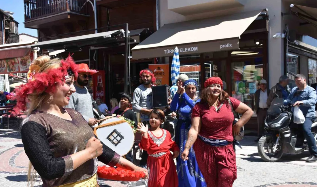 Edirne’de Romanlar, müzik ve dans eşliğinde vatandaşları ve turistleri 5-6