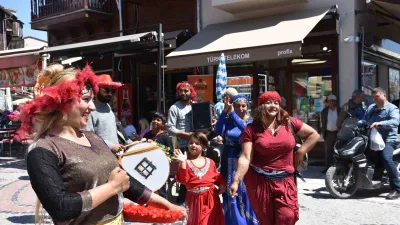 Edirne’de Romanlar, müzik ve dans eşliğinde vatandaşları ve turistleri 5-6