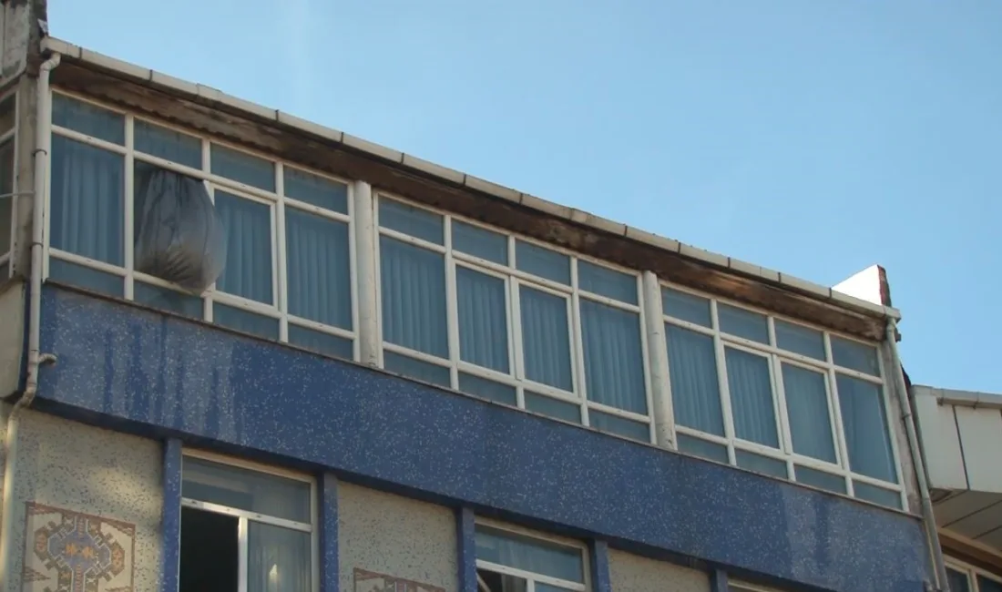 Esenyurt’ta 5 katlı bir binanın çatı katında çıkan yangın, bitişikteki