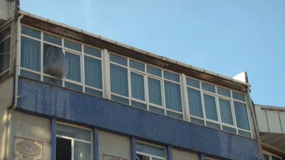 Esenyurt’ta 5 katlı bir binanın çatı katında çıkan yangın, bitişikteki