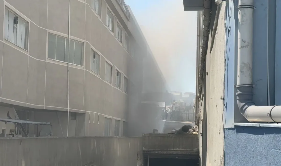 Esenyurt’ta tekstil fabrikasında bilinmeyen bir nedenle çıkan yangında korku dolu