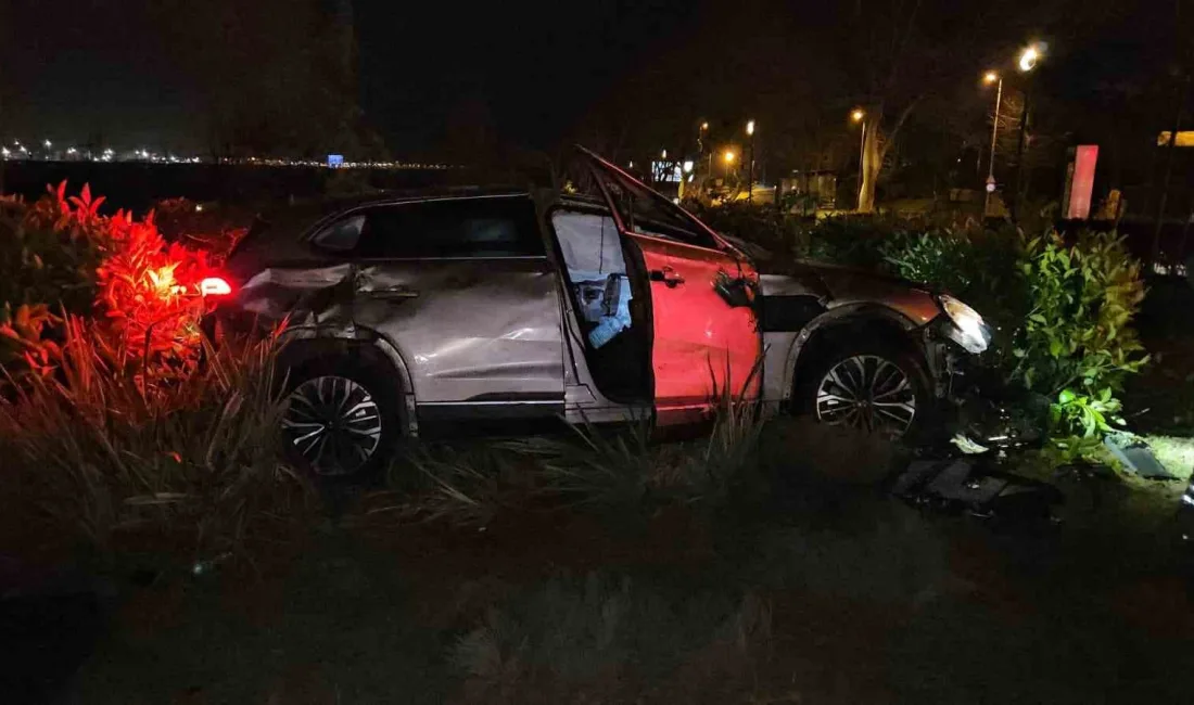 Fatih’te sahil yolunda seyreden sürücü, direksiyon hakimiyetini kaybederek yoldan çıktı.