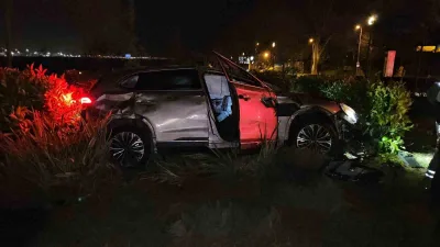 Fatih’te sahil yolunda seyreden sürücü, direksiyon hakimiyetini kaybederek yoldan çıktı.