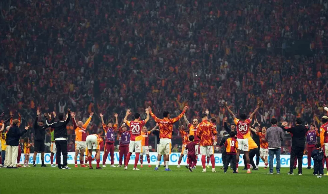 Galatasaraylı futbolcular, Fenerbahçe derbisi galibiyetini sarı-kırmızılı taraftarlar birlikte yaşadı. Trendyol