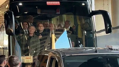 Galatasaray yönetim kurulu üyeleri, derbi öncesinde stadyuma gelen Fenerbahçe yönetim