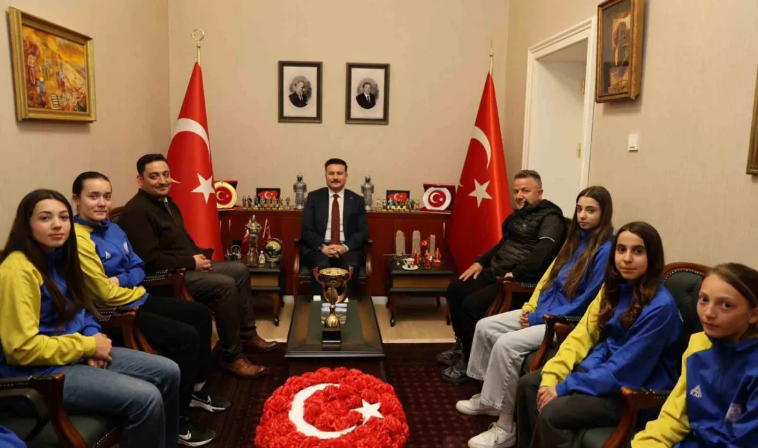 Çanakkale’de Gökçeada Kaymakamı Osman Acar, Gökçeada Ortaokulu Kız Futsal Takımı’nı