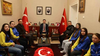 Çanakkale’de Gökçeada Kaymakamı Osman Acar, Gökçeada Ortaokulu Kız Futsal Takımı’nı