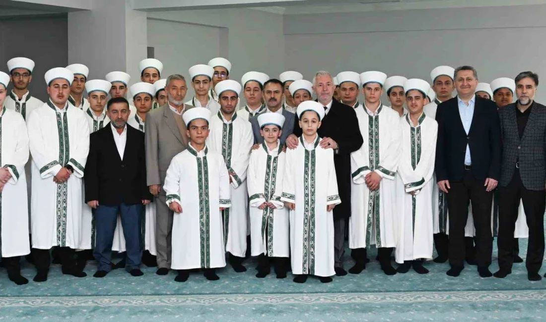 Kocaeli’nin Gölcük ilçesinde düzenlenen programda eğitimlerini tamamlayan 43 öğrenciye icazet