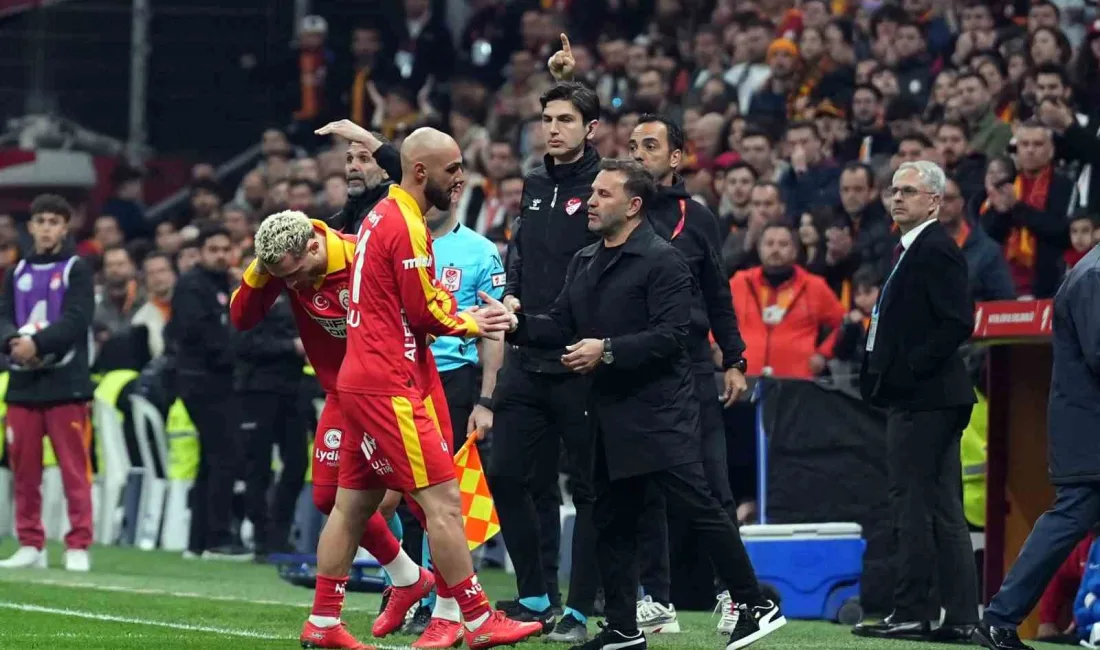 Galatasaray’ın, Gençlerbirliği ile oynadığı müsabakada kaleci Günay Güvenç ile futbolculardan