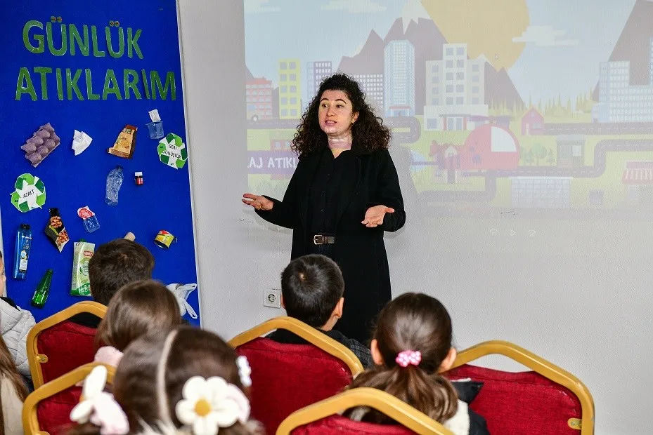 Esenyurt Belediyesi, ilkokul öğrencilerini Atık Getirme Merkezi’nde ağırlayarak hem eğlenceli