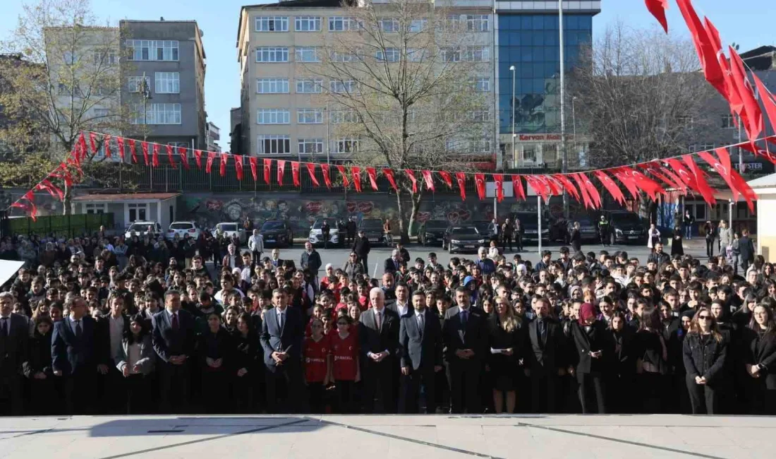 İstanbul Valisi Davut Gül, Kağıthane’de Yaşar Doğu Ortaokulu’nda öğrencilerle bir