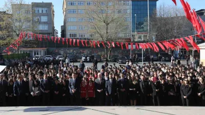 İstanbul Valisi Davut Gül, Kağıthane’de Yaşar Doğu Ortaokulu’nda öğrencilerle bir