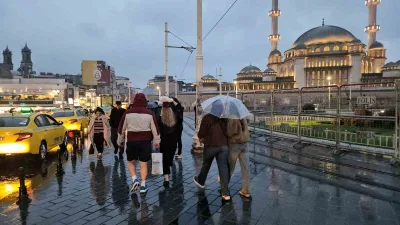 İstanbul’da Valiliğin uyarılarının ardından sağanak yağış etkili olmaya başladı. Aniden