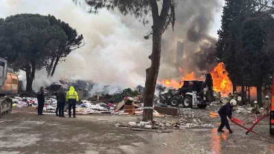 Kartal’da boş bir arazide çıkan ve atık malzemelerin tutuşmasıyla büyüyen