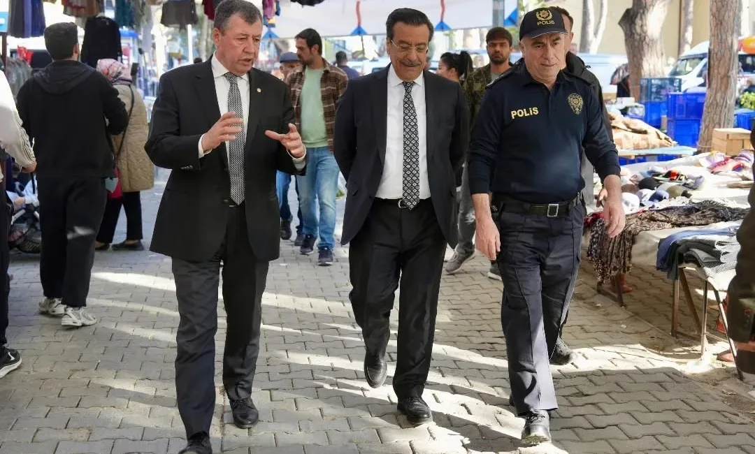 Burhaniye ilçesinde, Kaymakam Cumali Atilla, tuhafiye ve sebze pazarındaki esnafları