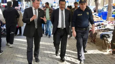 Burhaniye ilçesinde, Kaymakam Cumali Atilla, tuhafiye ve sebze pazarındaki esnafları