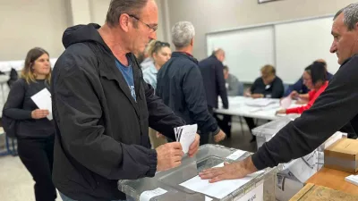 Kırklareli’nin Lüleburgaz ilçesinde Bulgaristan seçimleri için çifte vatandaşlar sandık başına