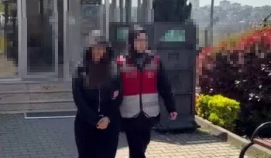 İstanbul Başakşehir’de bir köpeği camdan sarkıtarak korkutan kadın o anları