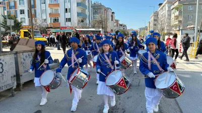 Tekirdağ’da 23 Nisan’da ortaokul bando takımının marşlar eşliğinde gerçekleştirildiği yürüyüş