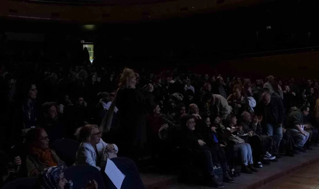 Kocaeli Büyükşehir Belediyesi Şehir Tiyatroları’nın sahneye taşıdığı “Yaşamak mı, Yoksa